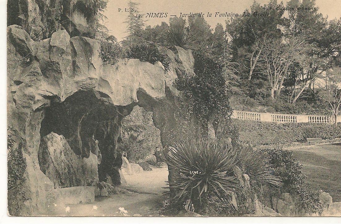 NIMES - JARDIN DE LA FONTAINE - LA GROTTE - NV