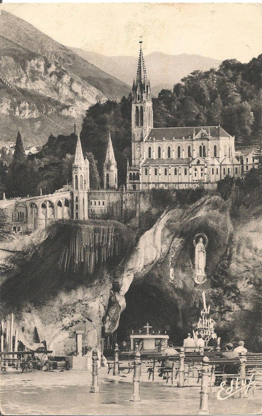 LOURDES - LA BASILIQUE ET LA GROTTE MIRACULEUSE - V