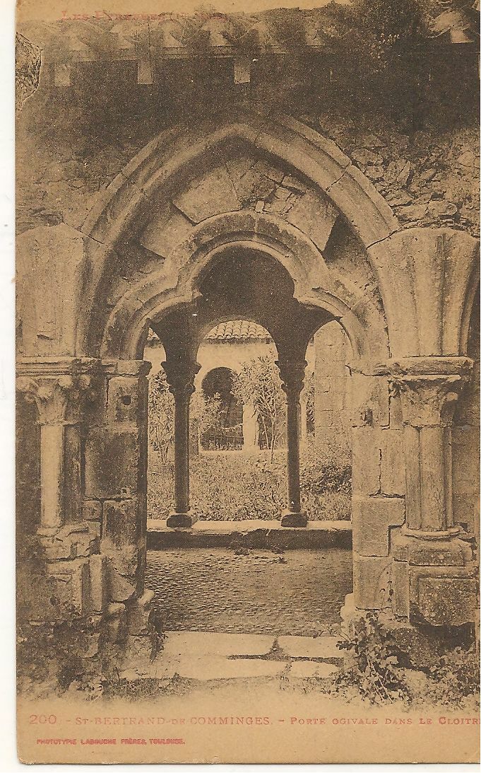 ST-BERTRAND-DE-COMMINGES - PORTE OGIVALE DANS LA CLOITRE - NV