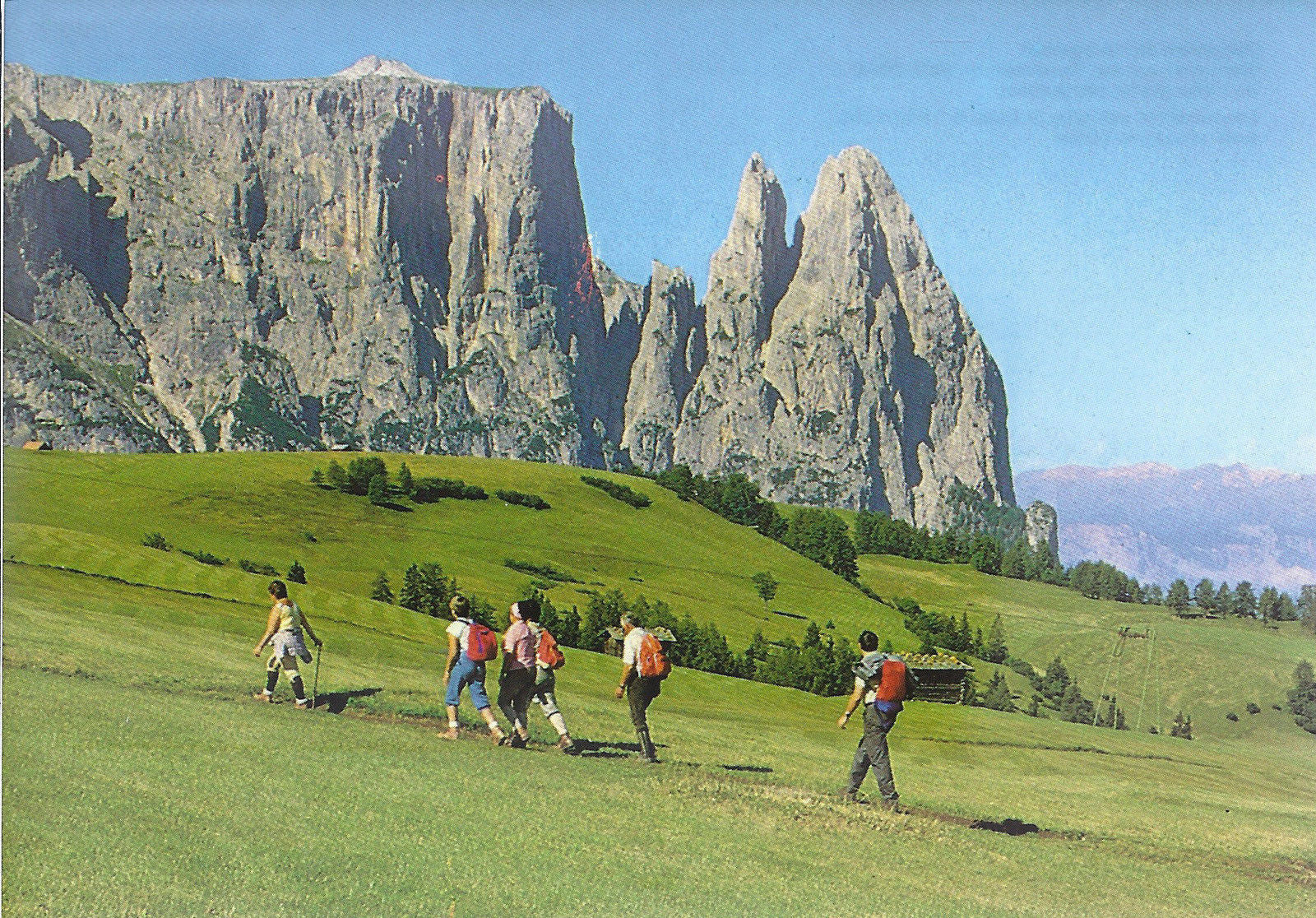 ALPE DI SIUSI - SEISERALM - ESCURSIONISTI - SOLLO SFONDO LO