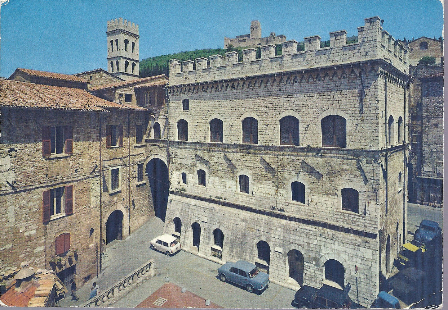 ASSISI - PALAZZO DEI PRIORI lato sud - sullo sfondo la ROCCA