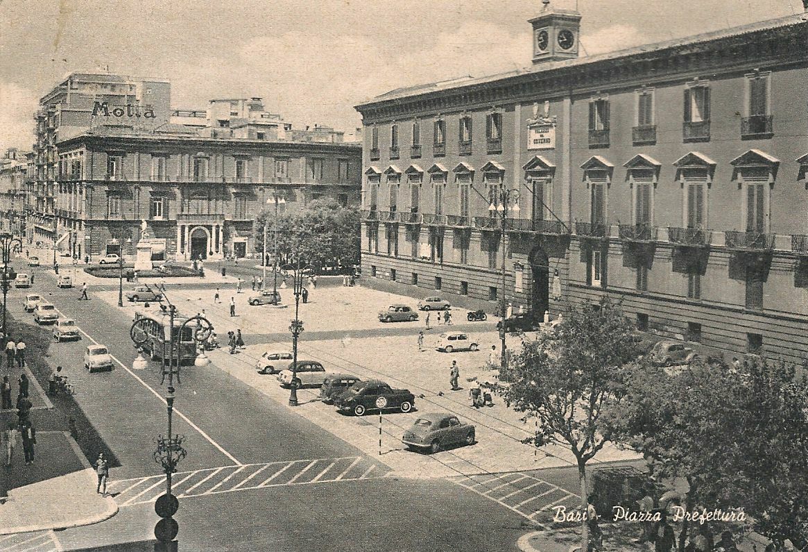 BARI - PIAZZA PREFETTURA - V1951