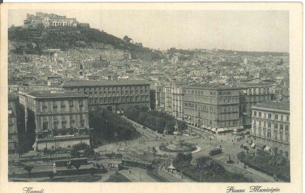 NAPOLI - PIAZZA MUNICIPIO - V1930 - TRAM