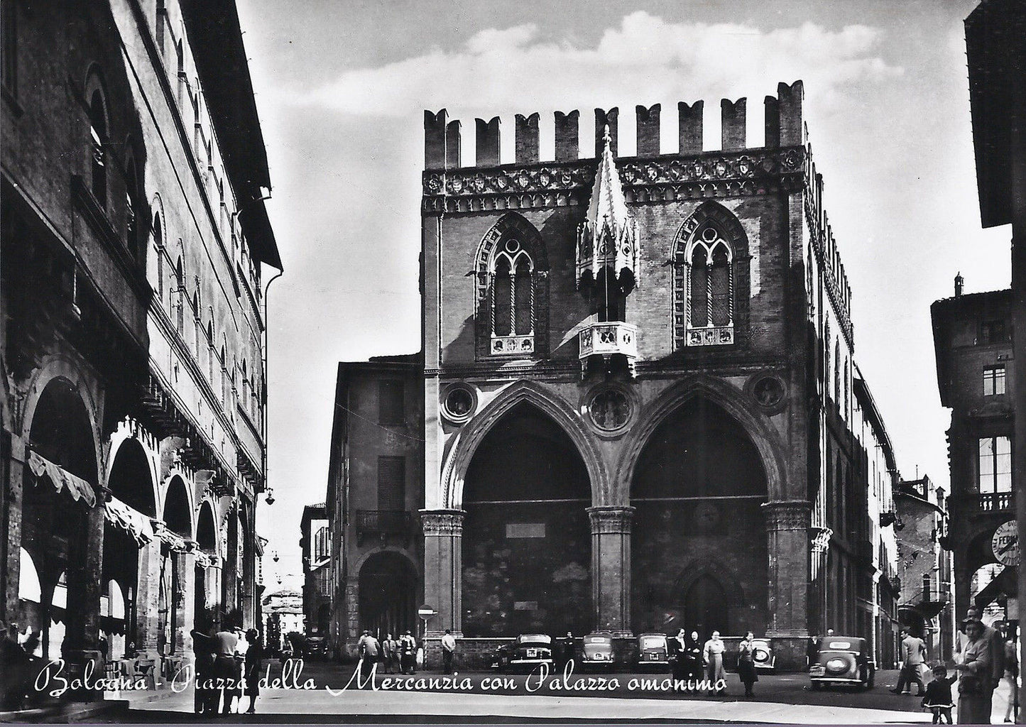 BOLOGNA - PIAZZA DELLA MERCANZIA CON PALAZZO OMONIMO - NV -