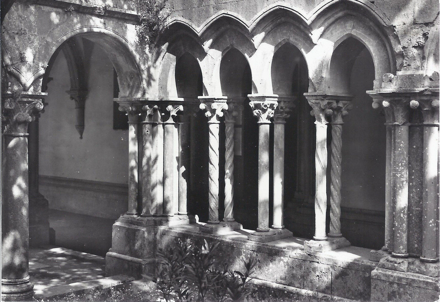PRIVERNO - ABBAZIA DI FOSSANOVA - PARTICOLARE DEL CHIOSTRO -