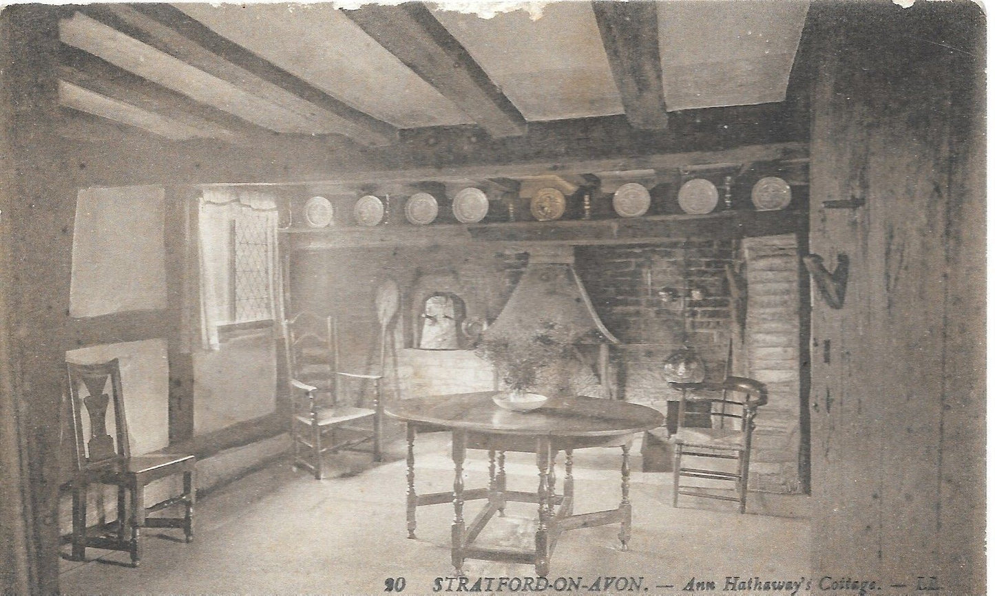 STRATFORD-ON-AVON - INTERIOR OF ANN HATAWAY'S COTTAGE -