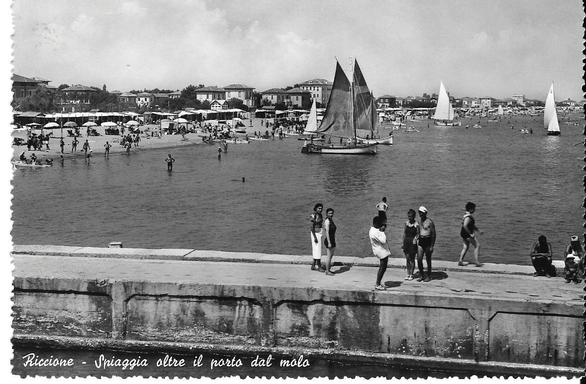 RICCIONE - SPIAGGIA OLTRE IL PORTO DEL MOLO - V
