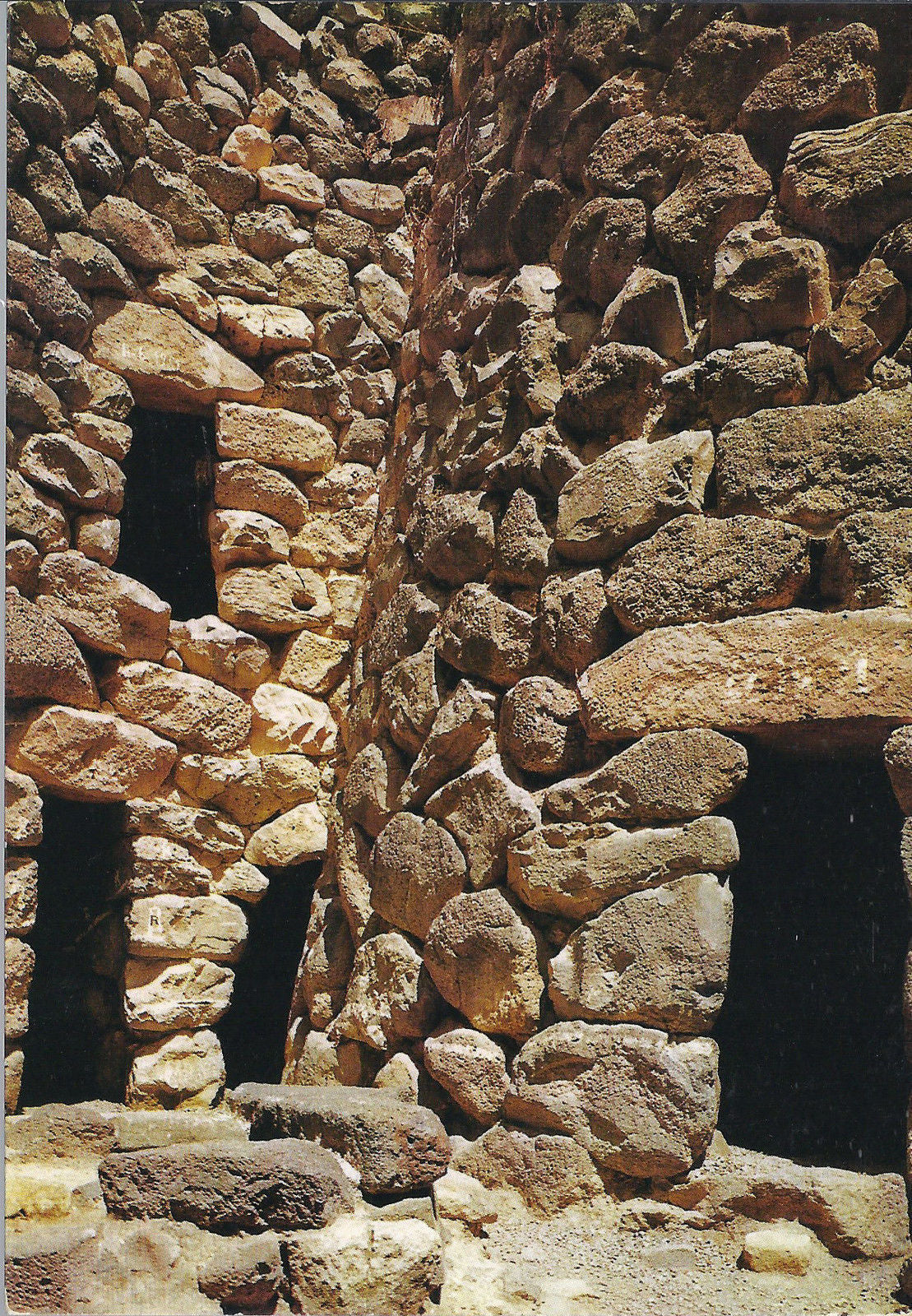 BARUMINI - NURAGHE SU NURAXI - VEDUTA DEL CORTILE E INGRESSO