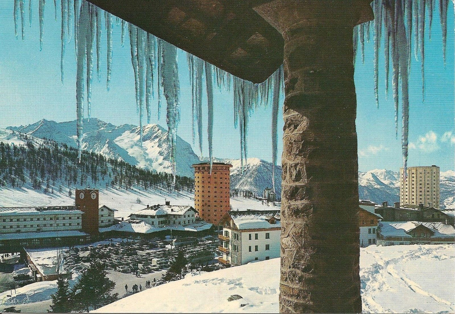 SESTRIERE - PIAZZALE CON ALBERGHI - NV