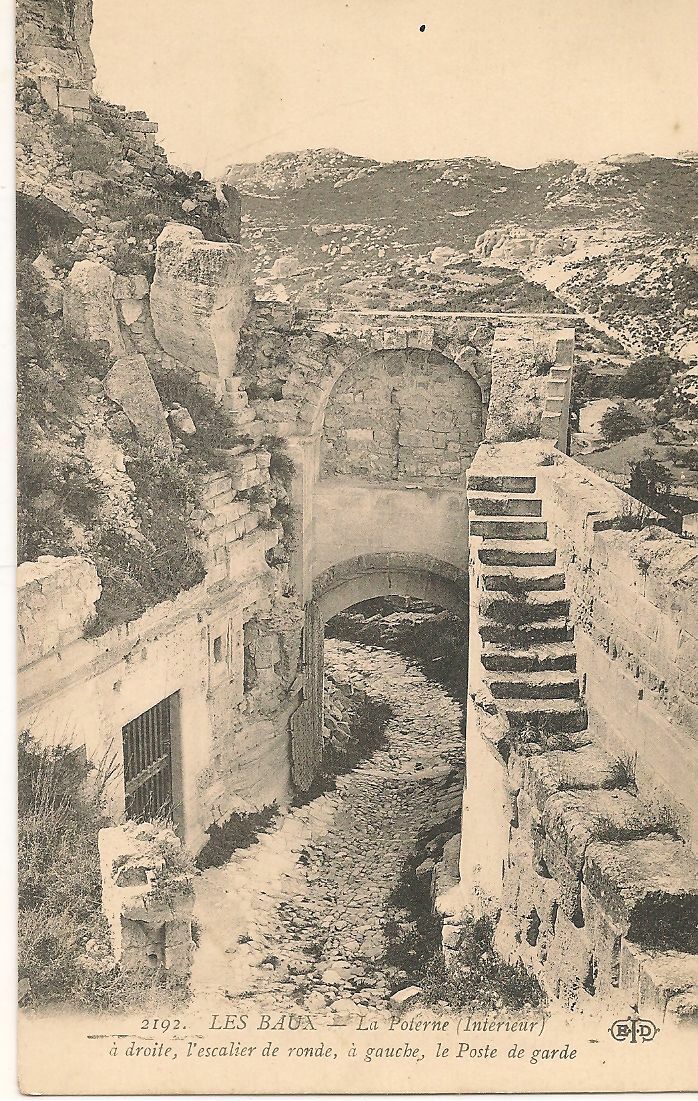 LEX BAUX - LA POTERNE A DROITE L'ESCALIER DE RONDE - NV