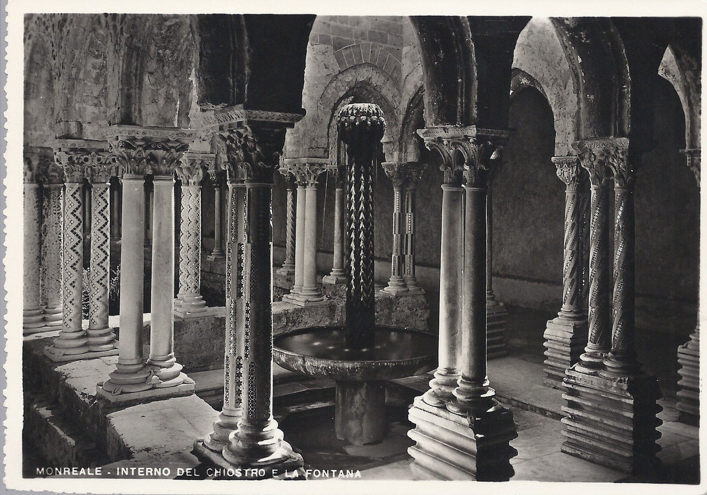 MONREALE - INTERNO DEL CHIOSTRO E LA FONTANA - NV