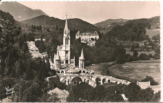 LOURDES - LA BASILICA - V1958