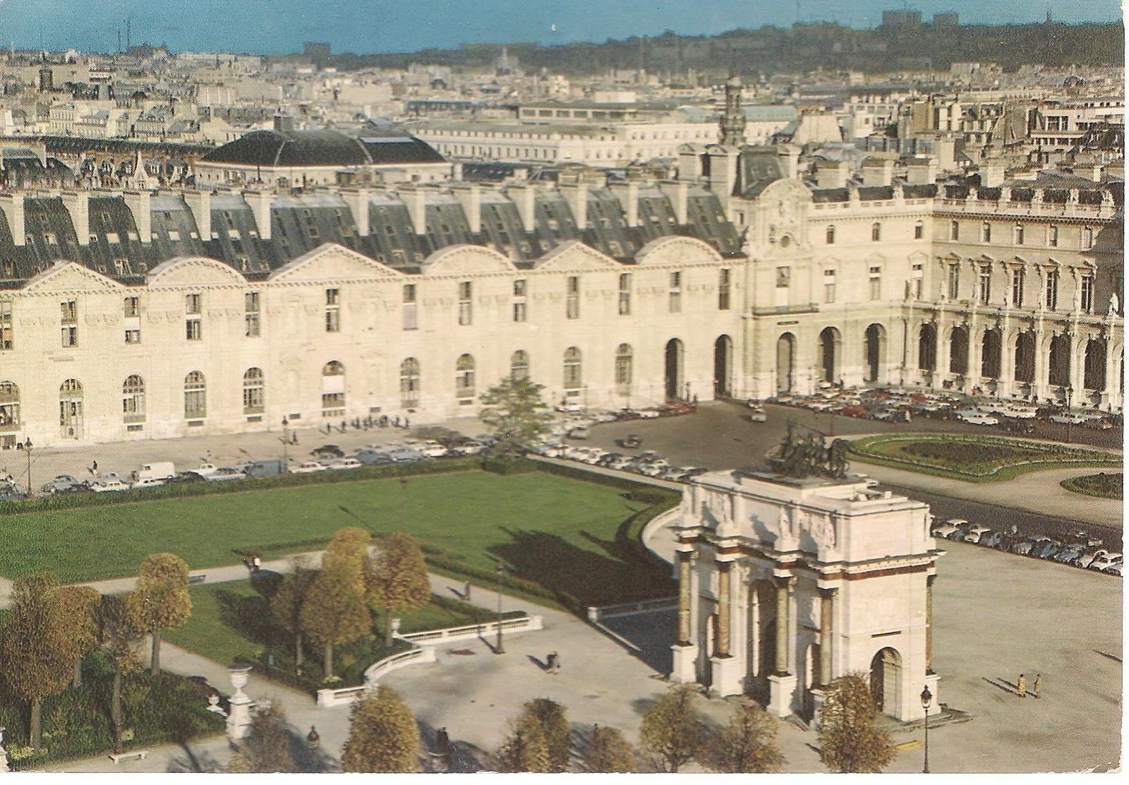 PARIGI - LA COUR DU LOUVRE ET LE CARROUSEL - V1970