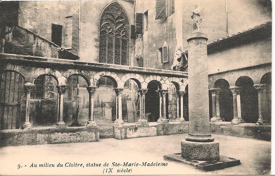 " AU MILIEU DU CLOITRE, STATUE DE STE-MARIE-MADELEINE&q