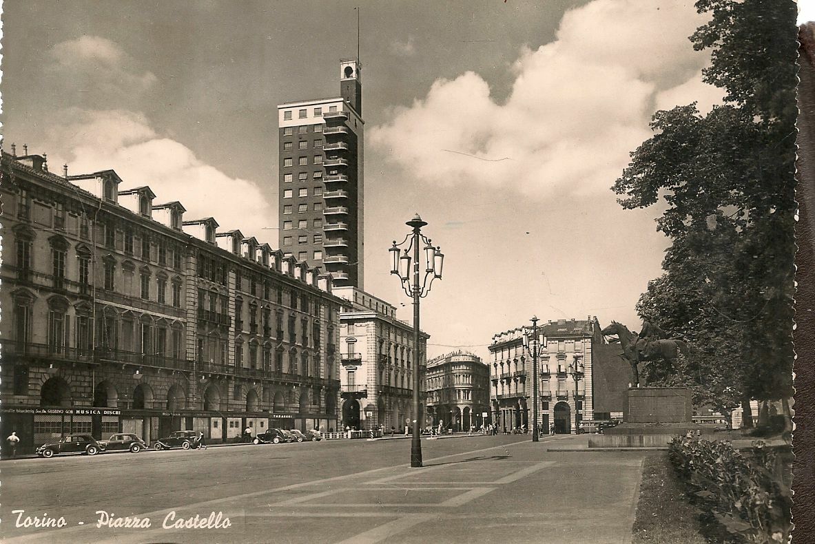 TORINO - PIAZZA CASTELLO - V1950