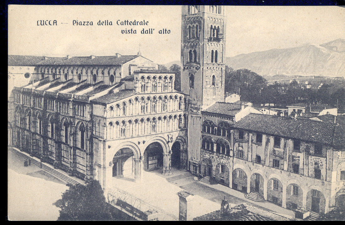 LUCCA - PIAZZA DELLA CATTEDRALE VISTA DALL'ALTO - NV