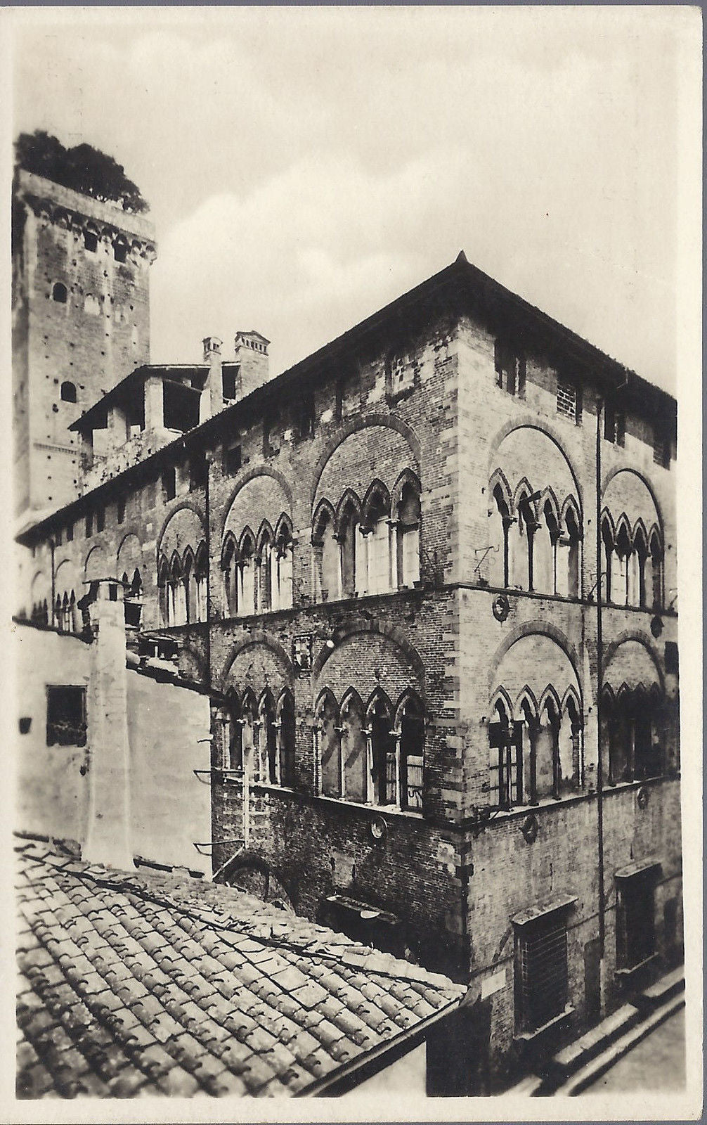 LUCCA - PALAZZO GUINIGI E LA SUA TORRE - NV
