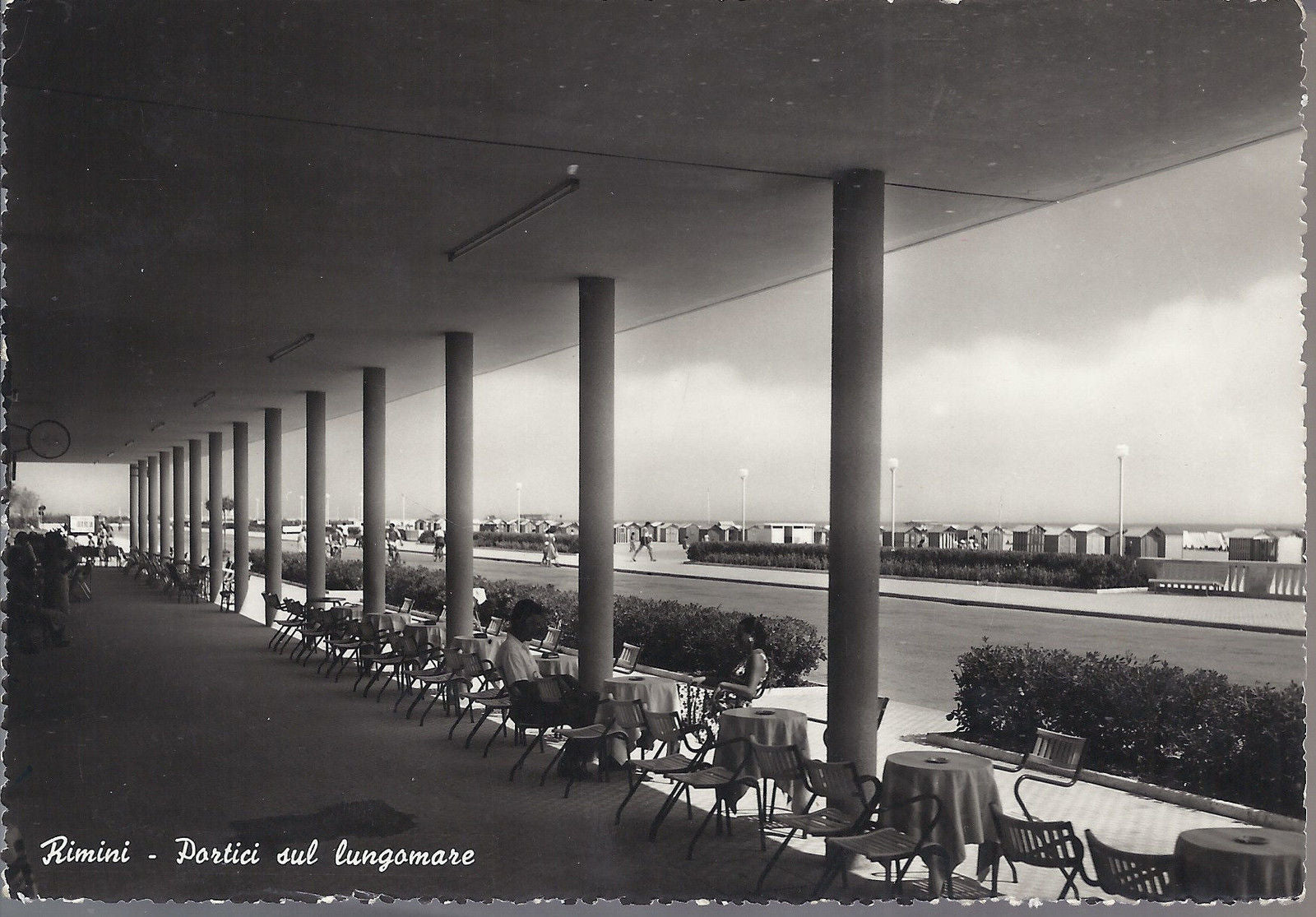 RIMINI - PORTICI SUL LUNGOMARE - V 1952 - FG - animata