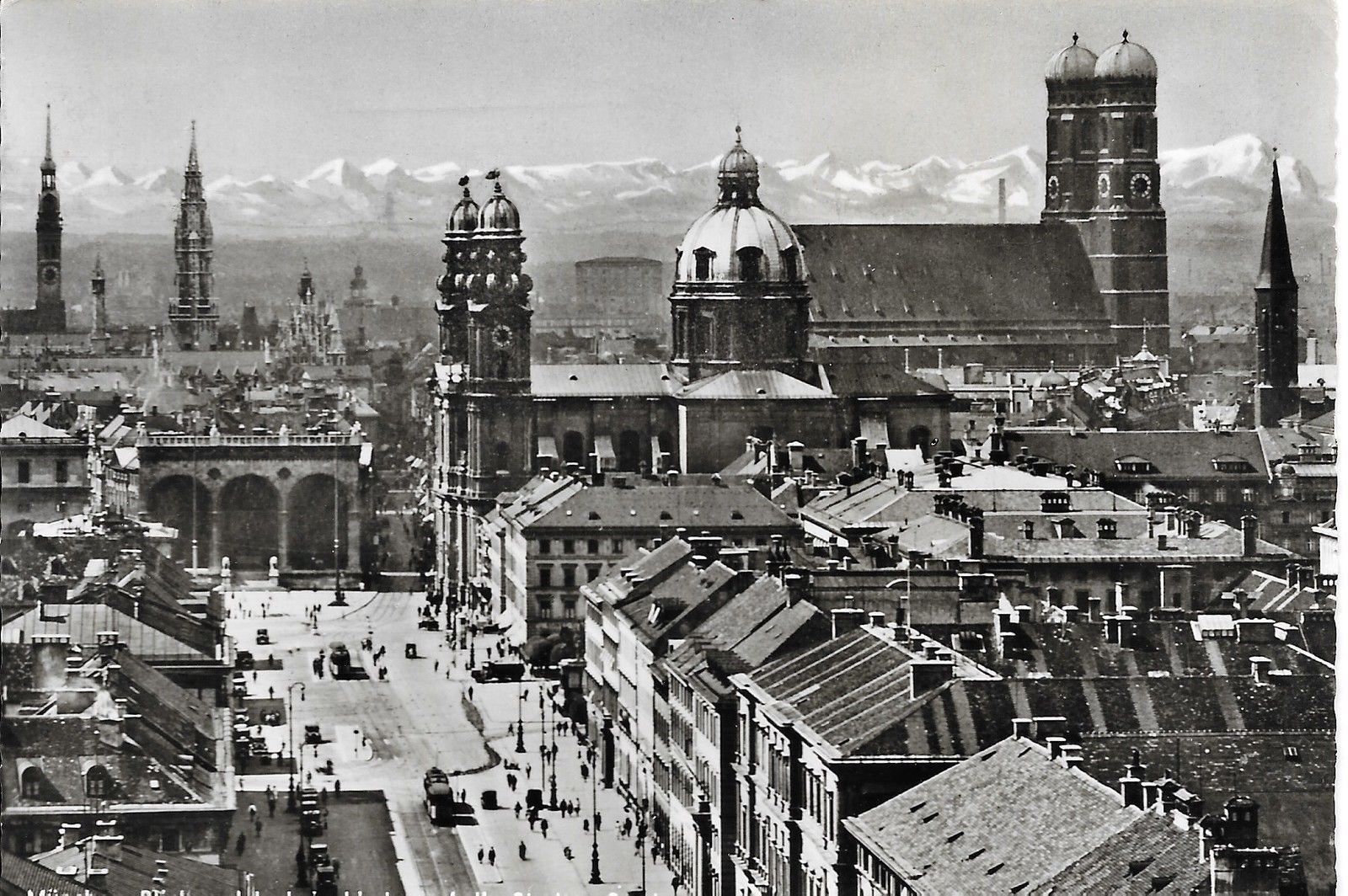 MONACO DI BAVIERA/MÜNCHEN - BLICK V.LUDWIGSKIRCHE AUF D
