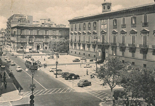 BARI - PIAZZA PREFETTURA - V1951