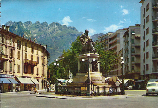 LECCO - MONUMENTO AD A. MANZONI - SULLO SFONDO IL RESEGONE -