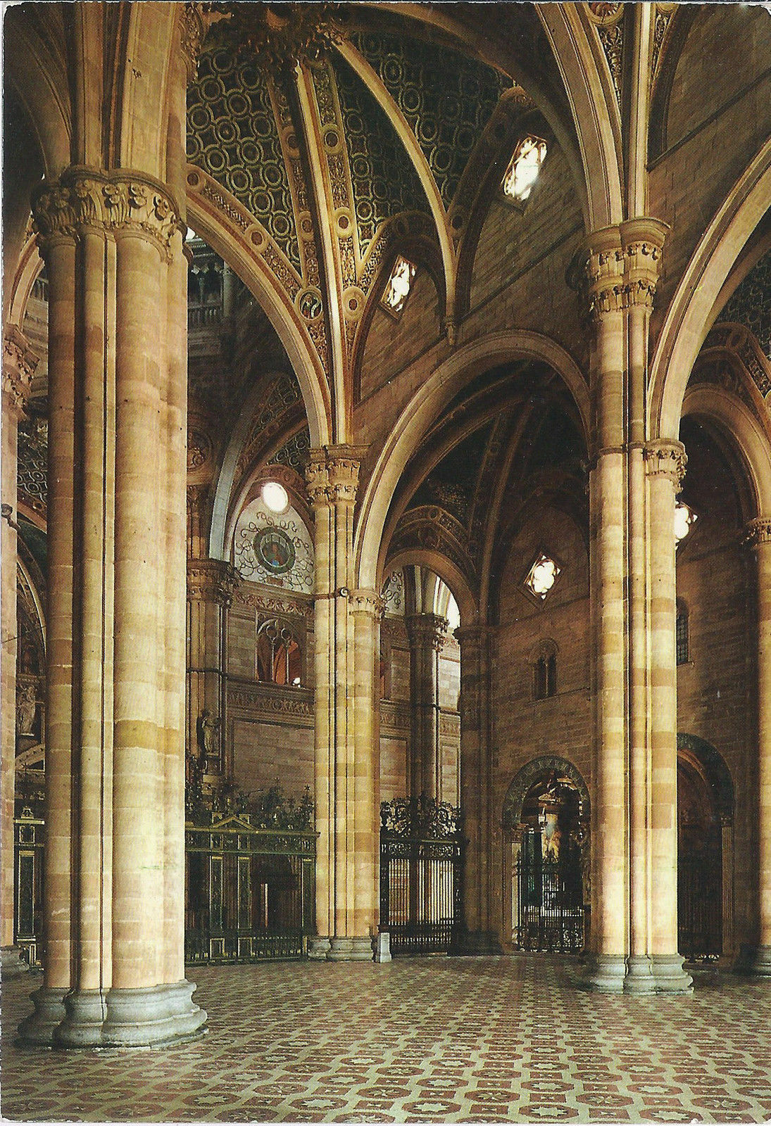 CERTOSA DI PAVIA - SCORCIO DELLA NAVATA CENTRALE - NV