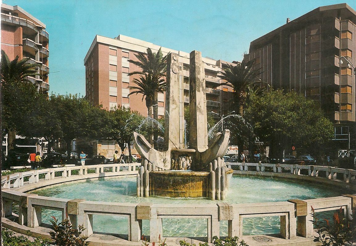 BRINDISI - FONTANA PIAZZA CAIROLI . V1982