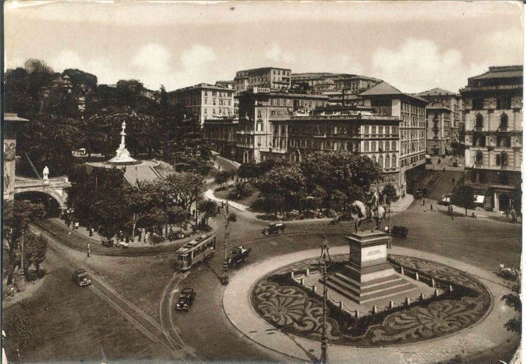 GENOVA - PIAZZA CORVETTO - V1946 - TRAM