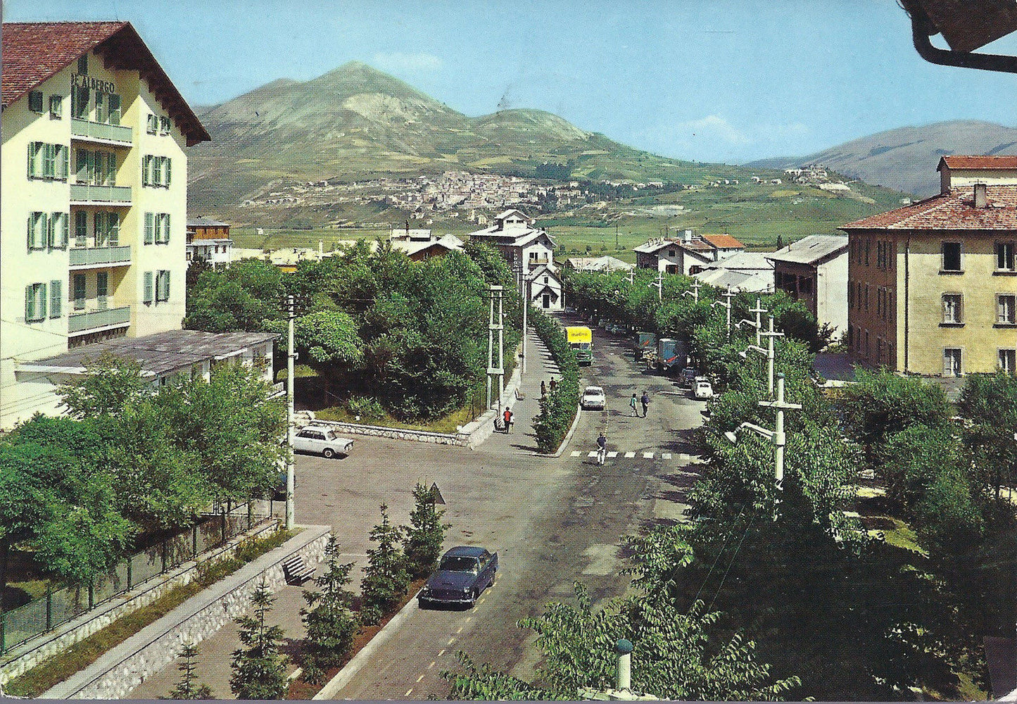 ROCCARASO - VIALE ROMA - SULLO SFONDO RIVISONDOLI - V 1965 -