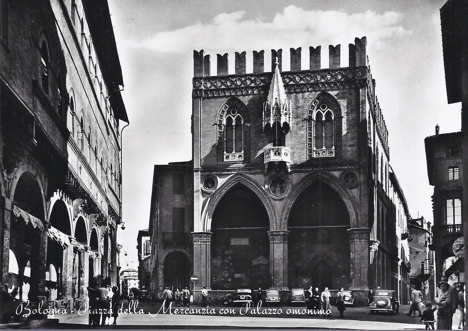 BOLOGNA - PIAZZA DELLA MERCANZIA CON PALAZZO OMONIMO - NV - 