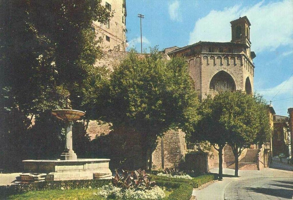 PERUGIA - GIARDINI E CHIESA DI SANT'ERCOLANO - V1974