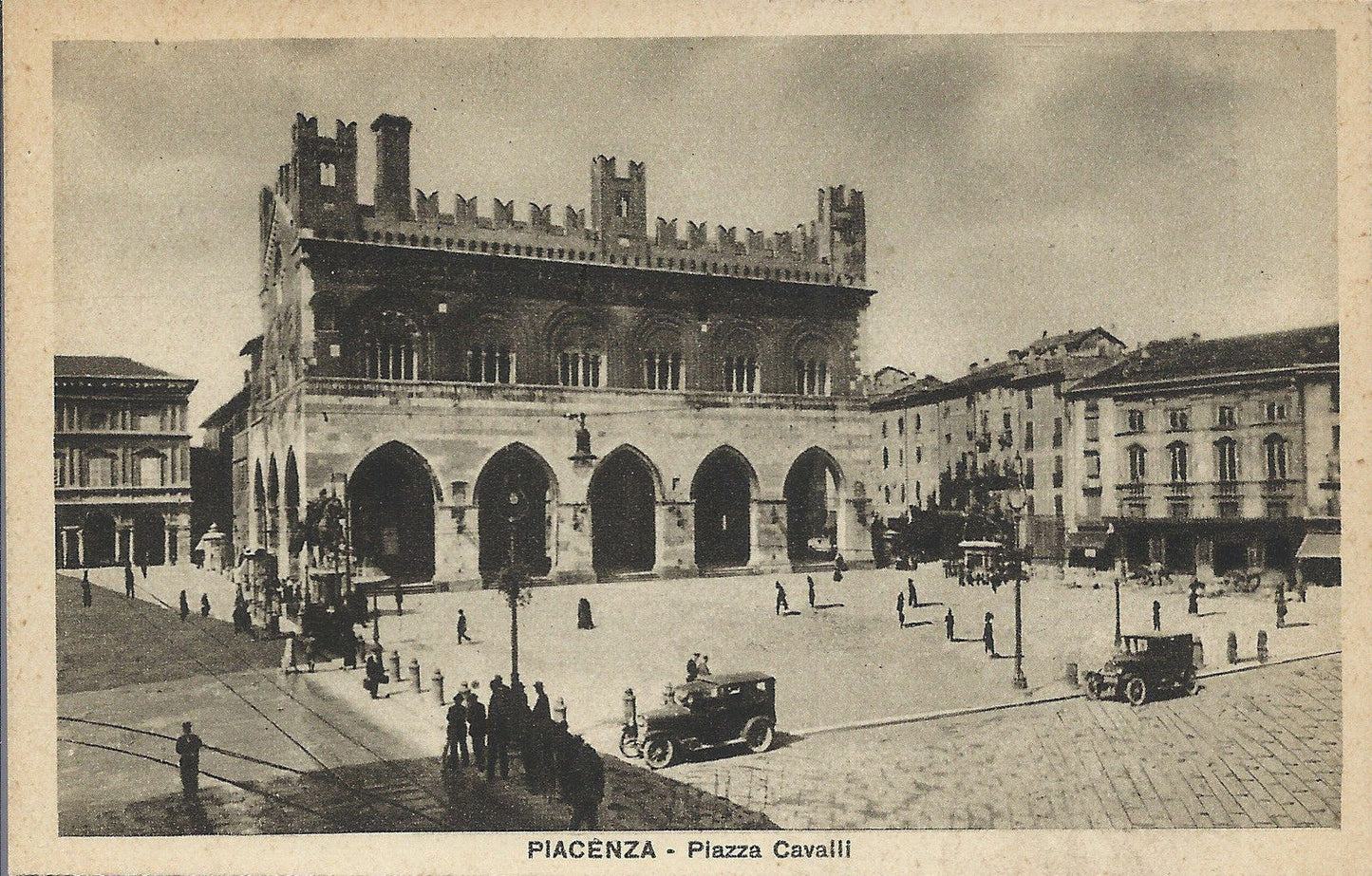 PIACENZA - PIAZZA CAVALLI - NV (Ed. L. Camisa 2249)