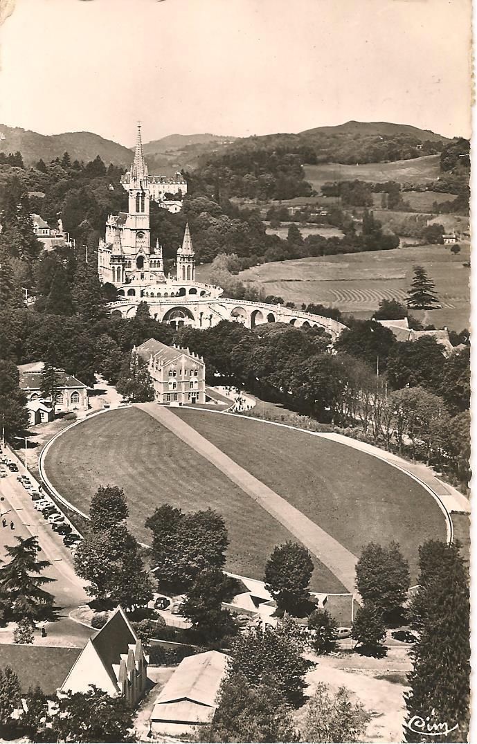 LOURDES - LA BASILIQUE ET L'EGLISE SOUTERRAINE SAINT-PI