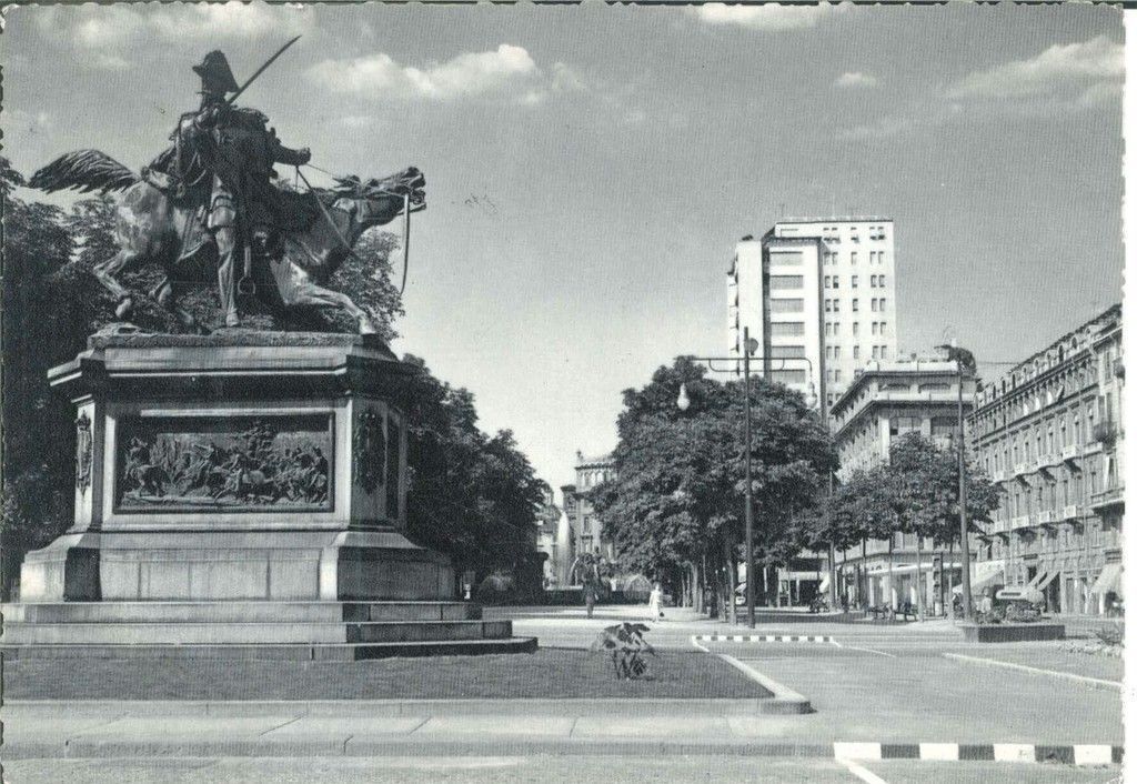 TORINO - PIAZZA SOLFERINO - V1957