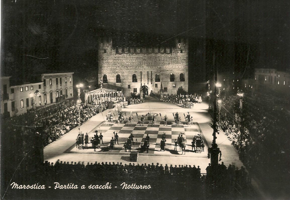 MAROSTICA - PARTITA A SCACCHI - NOTTURNO - V1960