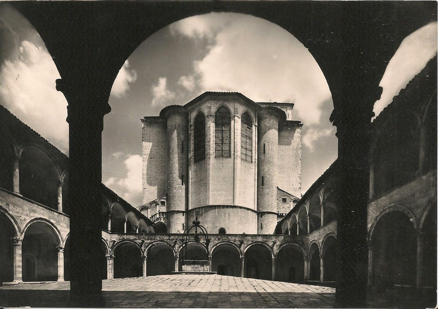 ASSISI - BASILICA DI S.FRANCESCO -CHIOSTRO DI SISTO IV - NV