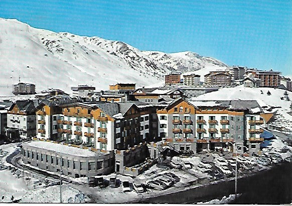 SESTRIERE - PIAZZALE CON GRANDI ALBERGHI - VIAGGIATA