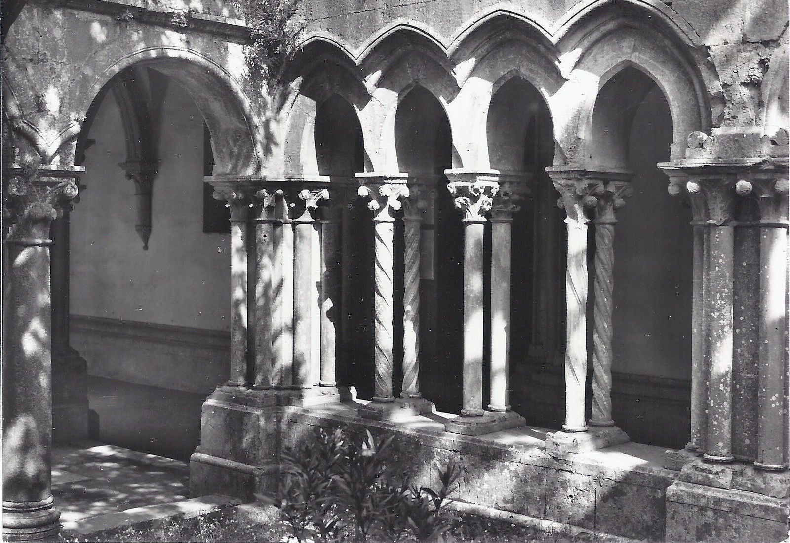 PRIVERNO - ABBAZIA DI FOSSANOVA - PARTICOLARE DEL CHIOSTRO -