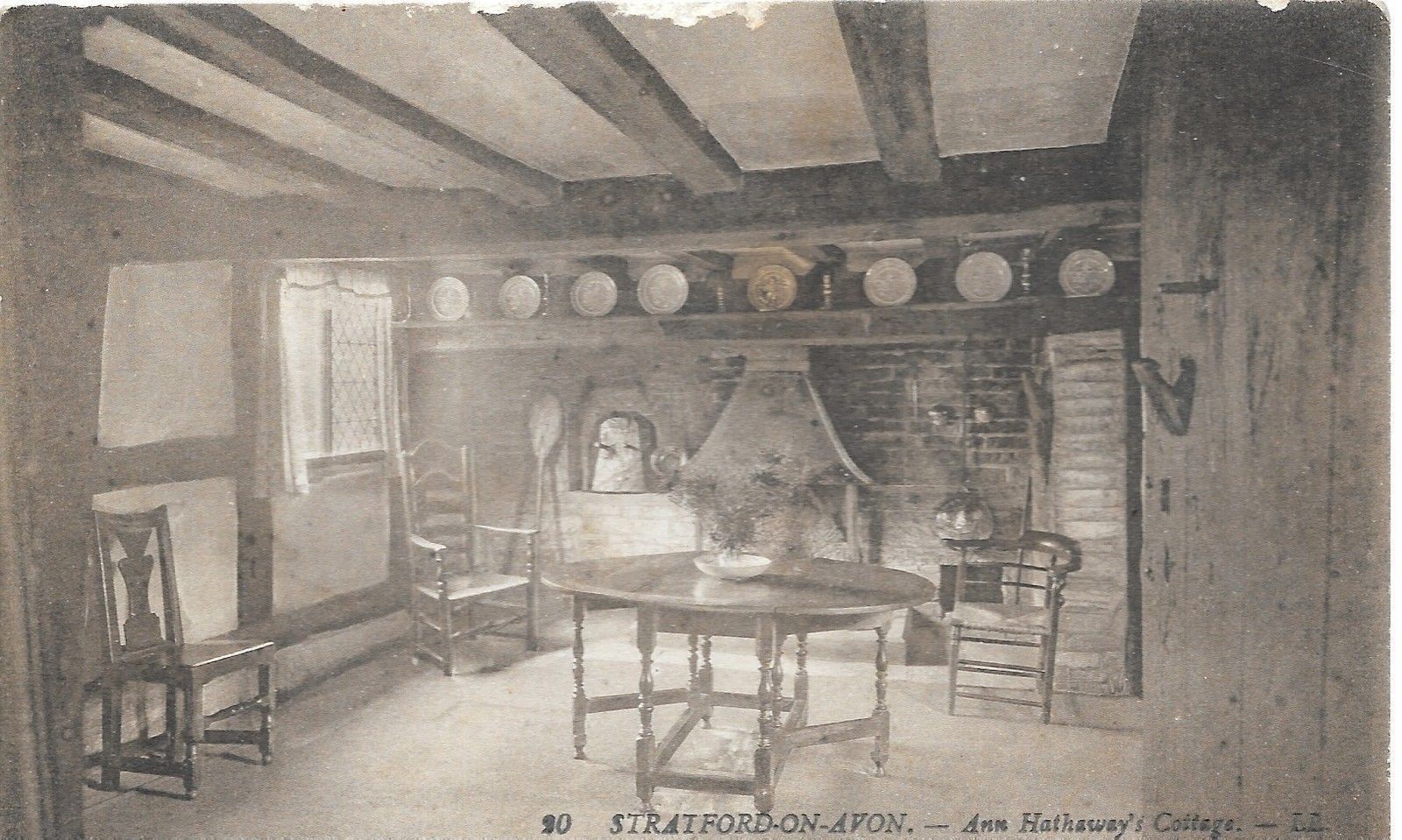 STRATFORD-ON-AVON - INTERIOR OF ANN HATAWAY'S COTTAGE -