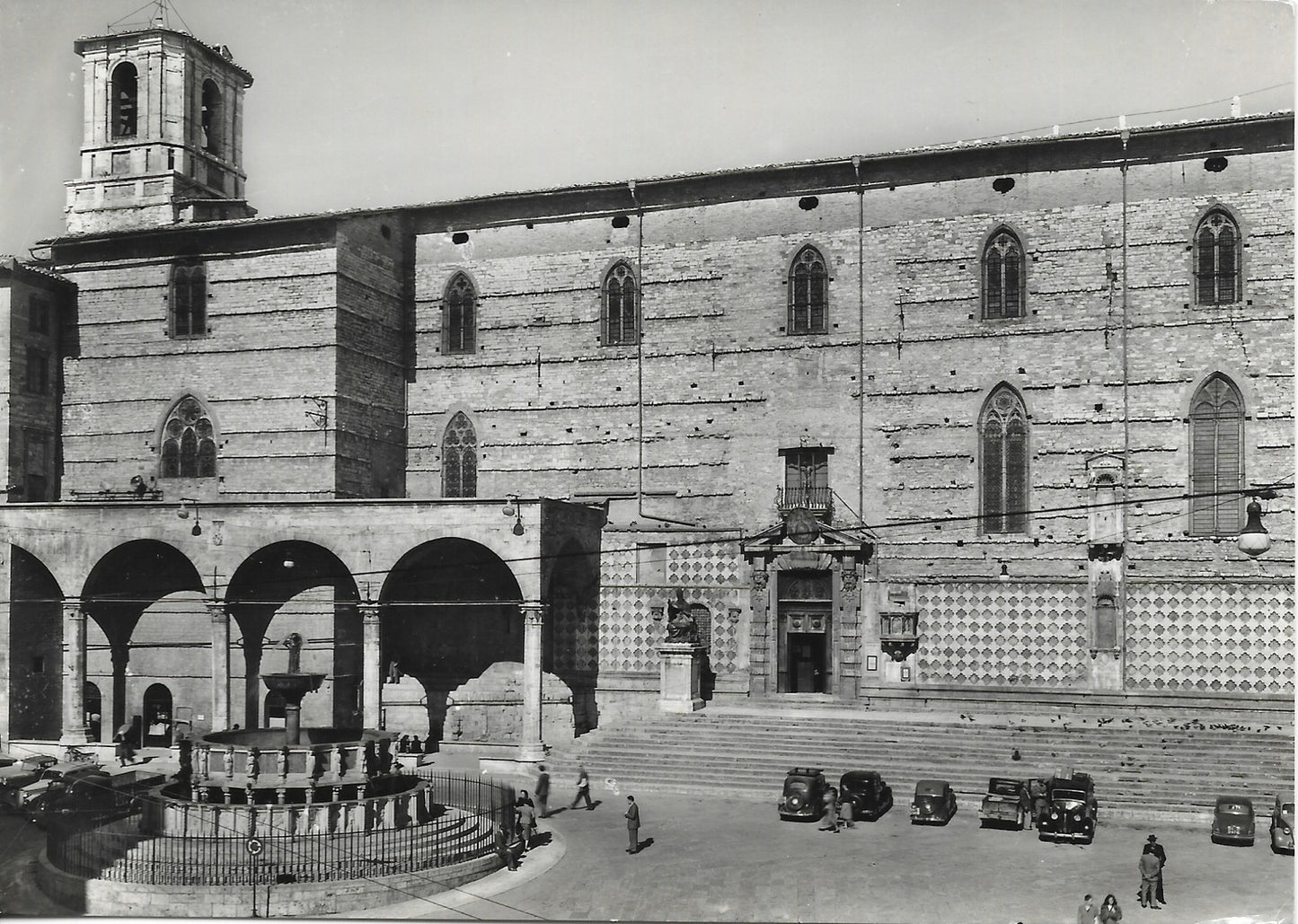 PERUGIA - LA CATTEDRALE E FONTANA MAGGIORE - V1954