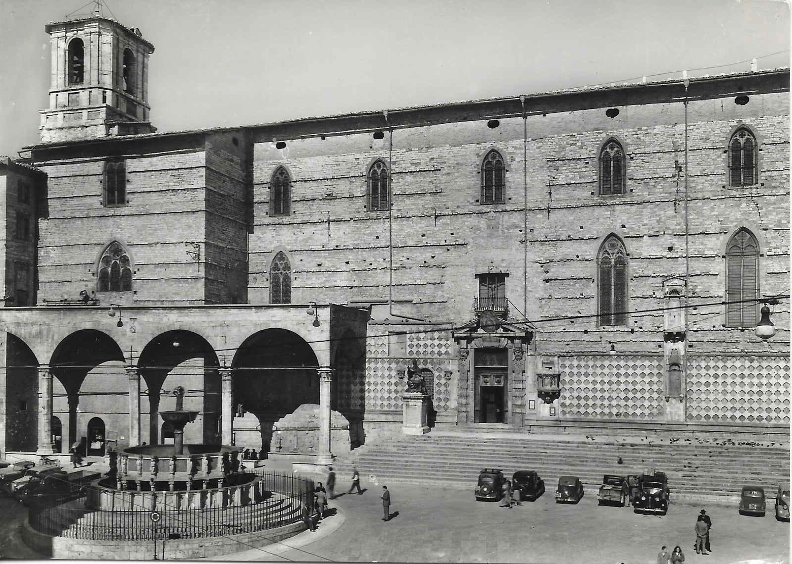 PERUGIA - LA CATTEDRALE E FONTANA MAGGIORE - V1954