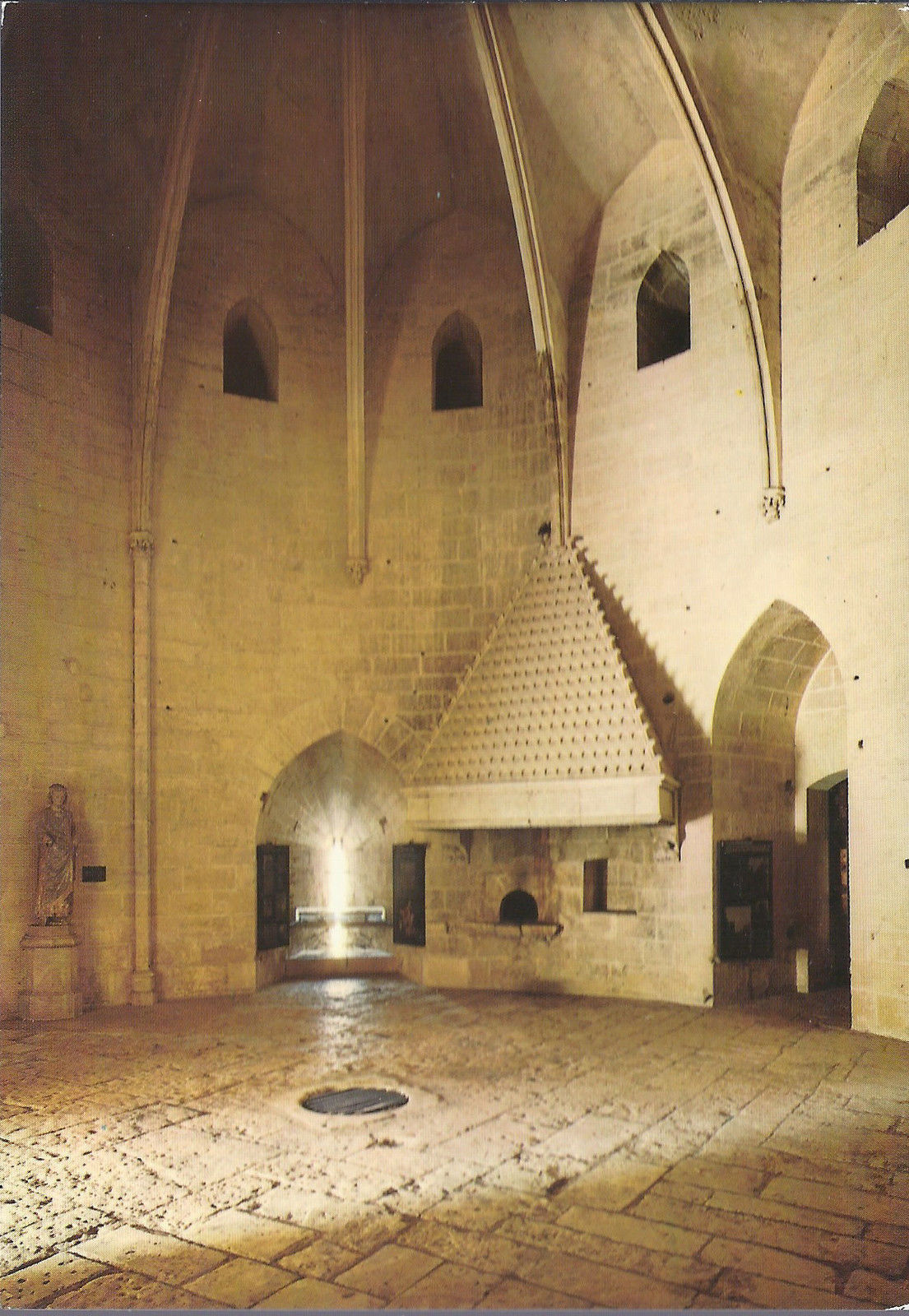 AIGUES-MORTES - TOUR DE CONSTANCES - SALLE DES GARDES - NV