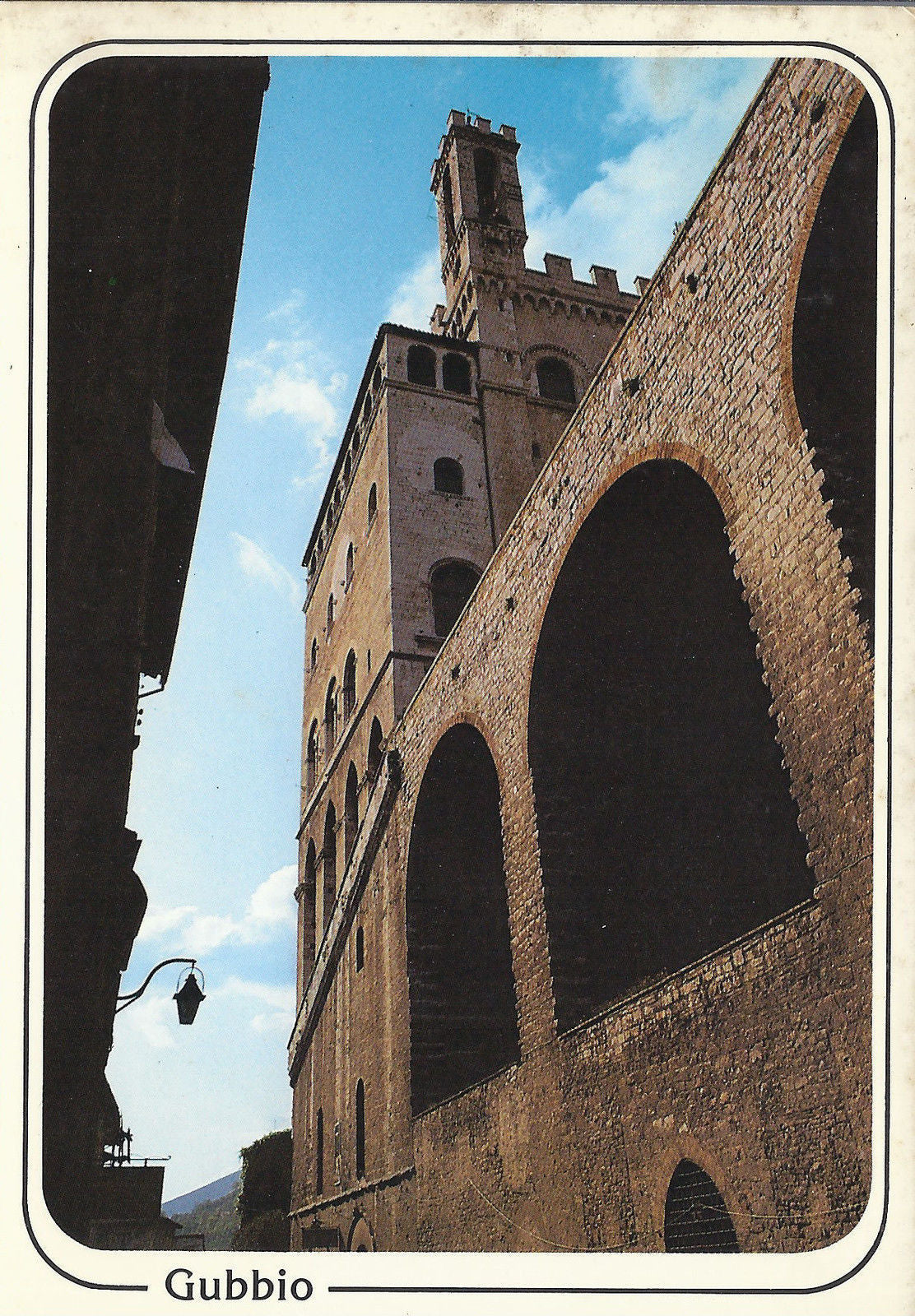 GUBBIO - VIA BALDASSINI - LE ARCATE CHE SOSTENGONO LA PIAZZA