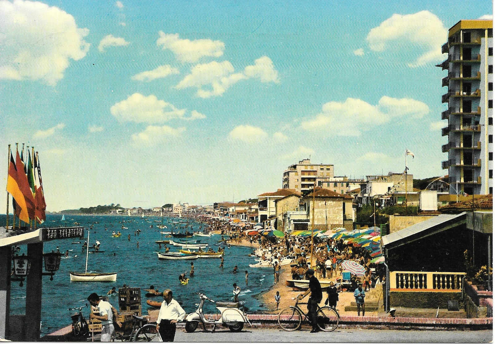 FOLLONICA - SPIAGGIA E SCORCIO PANORAMICO - V1974