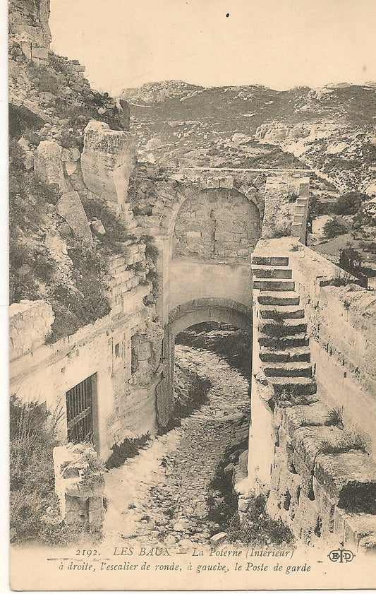 LEX BAUX - LA POTERNE A DROITE L'ESCALIER DE RONDE - NV