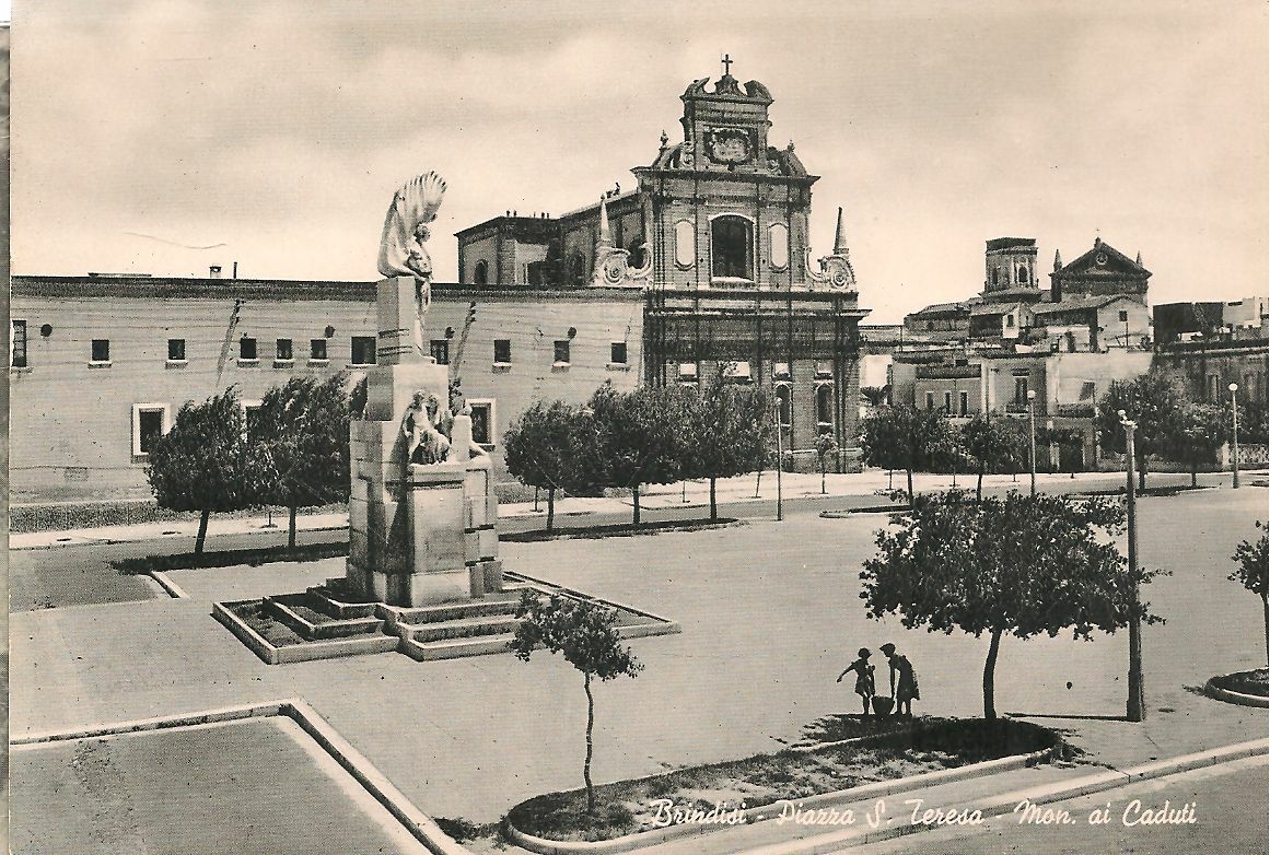 BRINDISI - PIAZZA SANTA TERESA MONUMENTO AI CADUTIO - NV