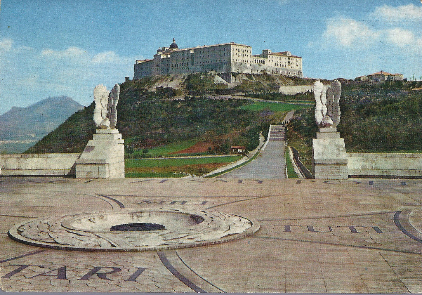 MONTECASSINO - L'ABBAZIA VISTA DAL CIMITERO POLACCO - V