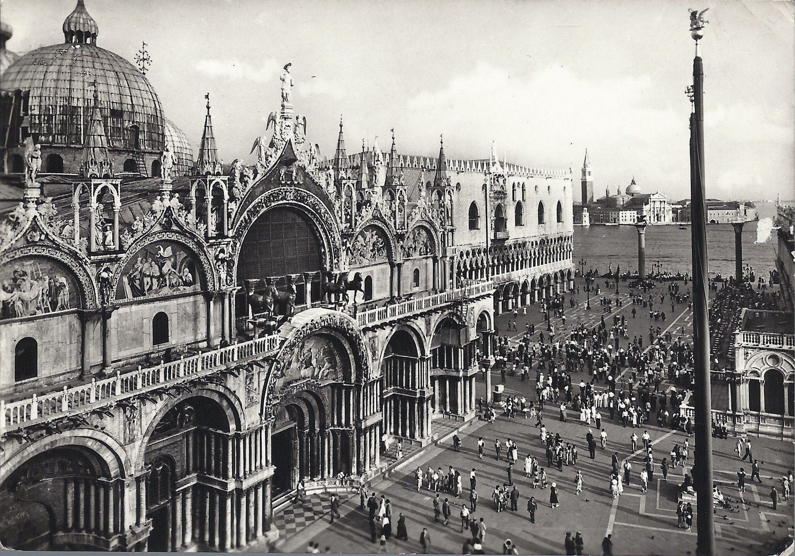 VENEZIA - BASILICA E PIAZZETTA S. MARCO - V1960
