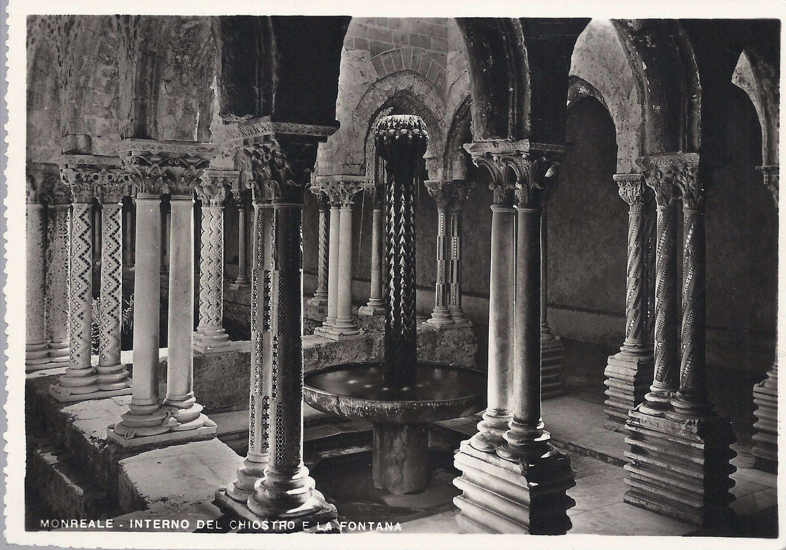 MONREALE - INTERNO DEL CHIOSTRO E LA FONTANA - NV