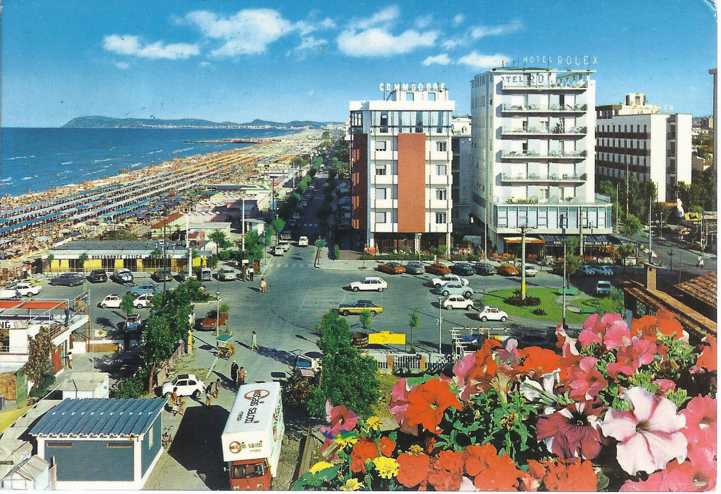 RICCIONE - SPIAGGIA E PIAZZA DELL'ALBA - V 1981 - FG
